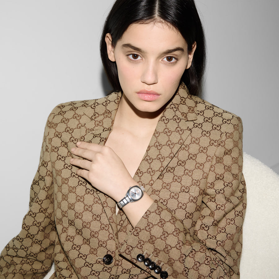 Gucci Interlocking 29mm stainless steel case, silver sunbrushed dial with 8 diamonds and pink gold-plated details, small seconds display, stainless steel bracelet YA142510